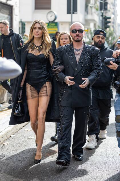 La argentina Valentina Ferrer y J. Balvin en el desfile de Dolce & Gabbana. La Semana de la Moda de Milán marcó su reaparición en público juntos desde el nacimiento de su hijo Río. La pareja fue la más solicitada en las primeras filas de los desfiles otoño invierno 2023/2024.