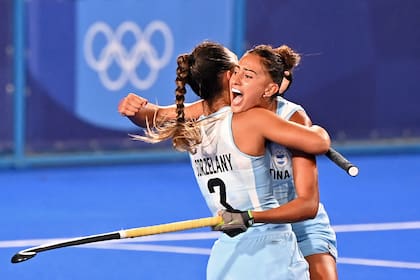 La argentina Valentina Raposo Ruiz De Los Llanos (R) celebra con su compañera Agustina Gorzelany,