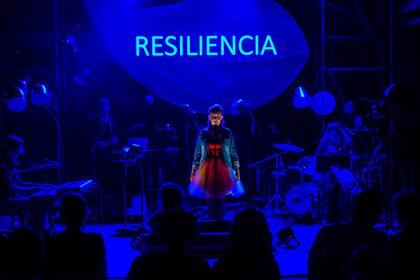 La arista francesa Séverine Fontaine y su potente banda musical en la terraza con vista al Barrio 31 y su gente, aquella que poco parece saber lo que sucede en lo alto de ese gran edificio público