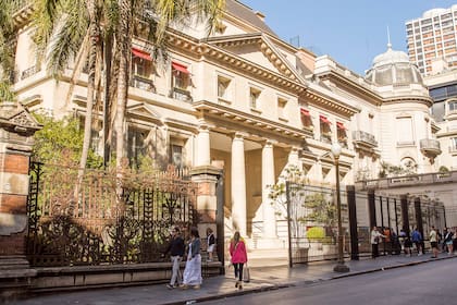 La aristocracia argentina empezó a ocupar la zona antes del trazado de la avenida, entre 1860 y 1870, por las epidemias de cólera y fiebre amarilla