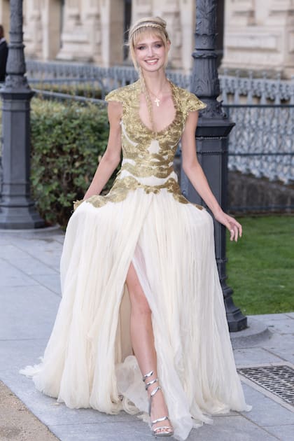 La aristócrata alemana Lara Cosima Henckel von Donnersmarck llevó uno de los looks más llamativos: un vestido vintage de inspiración victoriana de Alexander McQueen.