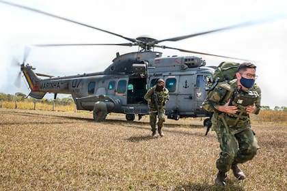 La Armada de Brasil, con el apoyo de la aeronave "Super Cougar" del 2º Escuadrón de Helicópteros de Empleo General, infiltró a los Marines en los incendios principales de Poconé-MT