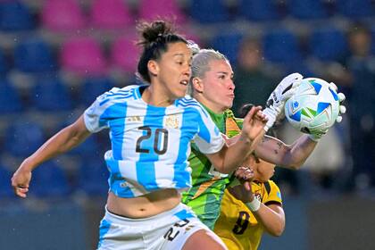 La arquera argentina Abigail Chaves controla la pelota en un centro en el que salta junto a Virginia Gómez, en un inicio de partido en el que Ecuador estaba lanzado al ataque.