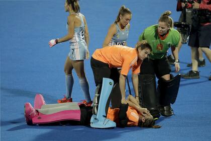 La arquera argentina Belen Succi, shockeada tras la eliminación; cerca de ella, la guardavallas australiana