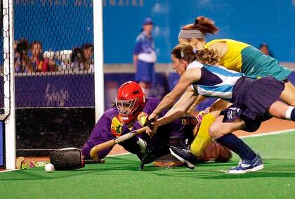 La arquera argentina Mariela Antoniska (izq.), detiene un ataque australiano, pero no puede evitar que Australia gane la medalla de oro en la final de hockey femenino contra Argentina el 29 de septiembre de 2000 en los Juegos Olímpicos de Sydney.