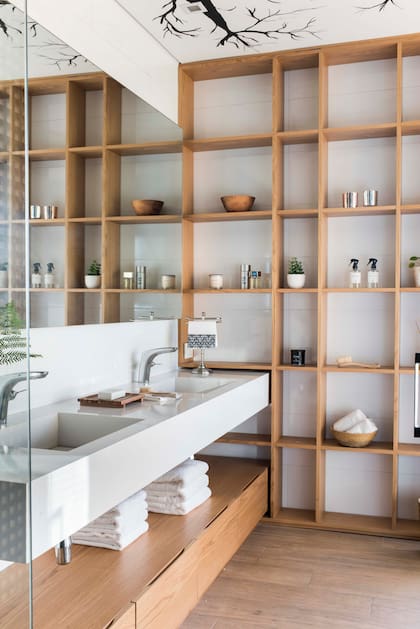 La Arquitecta Adriana Grin eligió el equilibrio natural que produce la madera blanca en armonía con el blanco