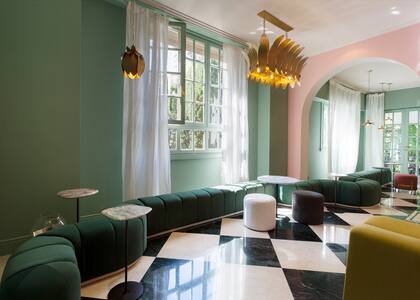 La arquitecta Adriana Randazzo ambientó el jardín donde trasladó la geometría de los pisos en damero interiores al exterior para crear un recorrido rodeado de obras de arte