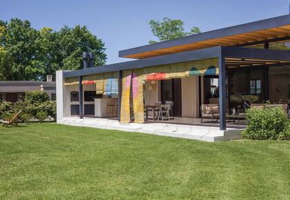 La arquitecta Agustina García Albarido, socia del estudio @vayes.augusta, intervino con diferentes colores y formas las cortinas de esterilla que compró en el Mercado de Frutos de Tigre.