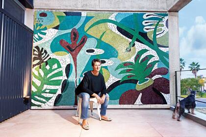 La Arquitecta Alejandra Pan, autora del proyecto y del mural de mosaicos a sus espaldas.