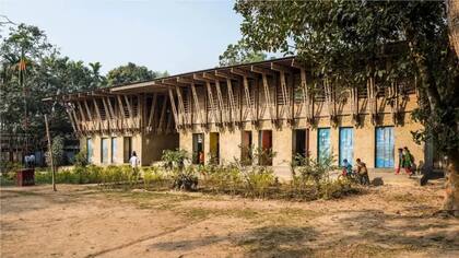 La arquitecta austriaca Anna Heringer construyó la escuela artesanal METI en Bangladesh completamente con materiales locales, como barro, paja y bambú