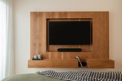 La arquitecta capitalizó el reducido espacio frente a la cama con un mueble en petiribi que no interrumpe la circulación.