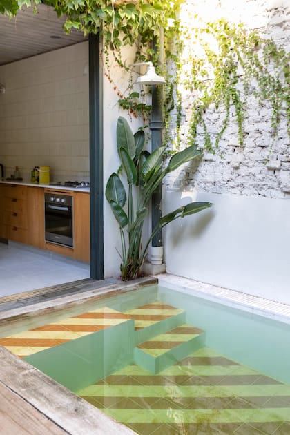 La arquitecta Cecilia Gómez Abuin, fundadora de Monoestudio, fue por las rayas en rojo y blanco con revestimiento calcáreo