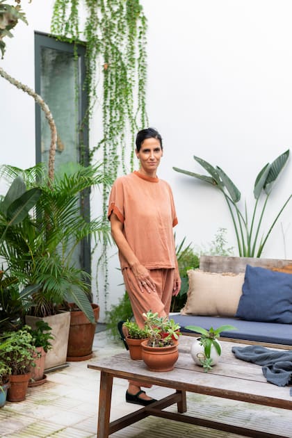 La arquitecta Cecilia Gómez Abuin, fundadora de Monoestudio y dueña de una de las dos casas de este terreno.