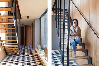 La arquitecta Cecilia Gómez Abuin, retratada en la escalera que lleva al entrepiso desde el hall con piso de calcáreos (Moltrasio).
