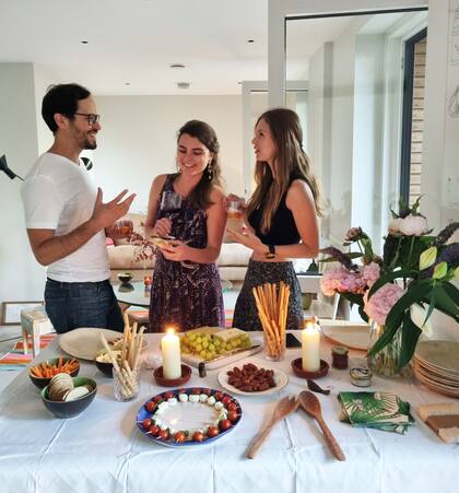 La arquitecta Delfina Bocca (centro) organizó la semana pasada un cumpleaños bien argentino: empanadas y rogel