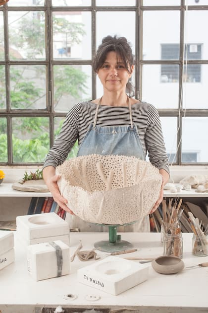 La arquitecta italiana Antonella Meloni diseña, desarrolla y produce pequeñas colecciones de utilitarios y platos para restaurantes