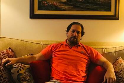 Arturo Diehl Moreno, empleado bancario, de 53 años, está preocupado y le cuesta dormir