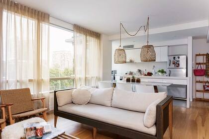 La arquitecta María Obarrio asesoró en la elección y ejecución de las cortinas de lino beige, que contienen el ambiente, replicando los detalles de mimbre