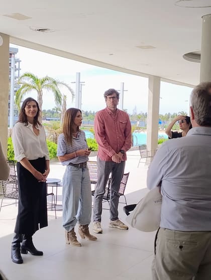 La arquitecta Mariana Kratochwil, directora de Living; Milagros Brito, presidente de Vizora Desarrollos Inmobiliarios y Santiago Traynor, gerente de Eventos y Content Lab de La Nación.