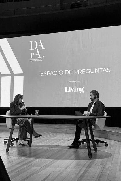 La arquitecta Mariana Kratochwil fue la responsable de acercar las preguntas del público a los disertantes.