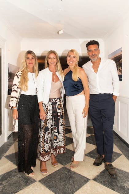 La arquitecta Melisa Rodríguez, Lorena Ponce de León (Primera Dama de Uruguay) y los anfitriones del cóctel de cierre, los hermanos Mariana y Sebastián Vázquez.