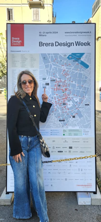 La arquitecta Paola Zuquetto Dockhorn en uno de sus muchos viajes a la feria de Milán, para ella disfrutable sobre todo en el aspecto social y de fiesta del diseño