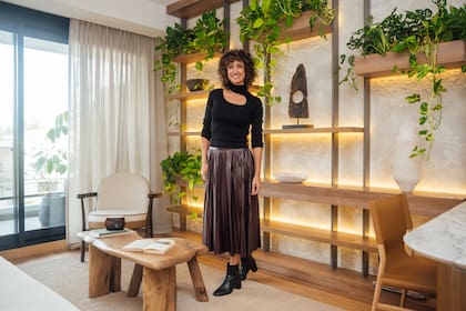 La arquitecta Sabrina Nerguizian ambientó un departamento de 55m2 para una joven diseñadora de ropa para bebés, un espacio que equilibra trabajo y rituales cotidianos invocando la naturaleza patagónica