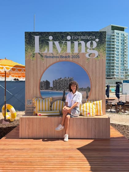 La arquitecta Sabrina Nerguizian, participante de Experiencia Living 2024. Sombrillas y salvavidas (Concepto Bali). Almohadones (Luminis Ambientación.