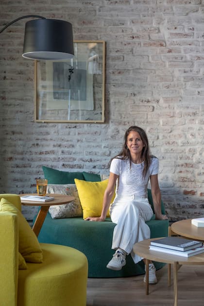 La arquitecta Silvia Soqueff hizo la primera reforma hace 20 años para una familia de cuatro. En esta nueva etapa la actualizó para una persona. Lámpara ‘Arco Hi Hat’ (Lumishop).