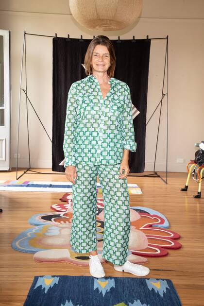 La arquitecta y diseñadora Isabel Firmin Didot. Lalana plasma obras de artistas argentinos en alfombras, tapices y objetos de mobiliario de producción artesanal