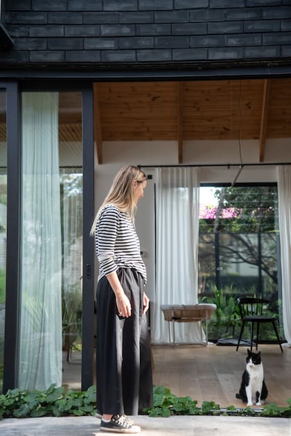 La arquitecta y dueña de casa con su gato.