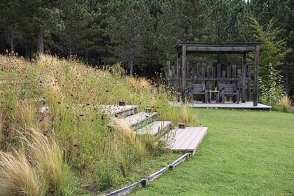 La arquitecta ideó esta pérgola como un lugar para estar, leer, disfrutar del jardín. La comunicación entre las terrazas se realizó mediante una escalera conformada por material industrial de descarte y cáscara de arroz, también utilizado como solado de la galería.