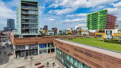 La arquitectura de dos niveles en un complejo de Países Bajos donde se  utilizaron techos planos para crear espacios verdes de acceso para los departamentos residenciales