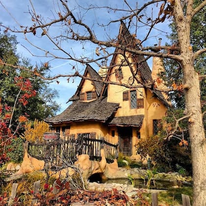 La arquitectura de La Casa de la Bruja destaca de las demás casas en el barrio de Beverly Hills (Instagra/@archi_ologie)