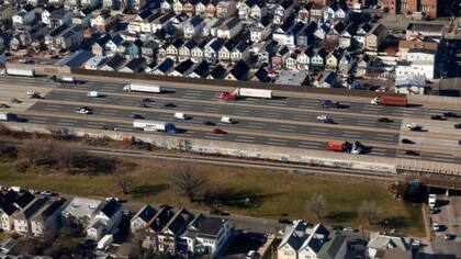 La arquitectura de la ciudad es bastante uniforme, con casas y edificios de madera de dos pisos.