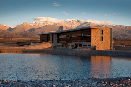 La arquitectura se fusiona con el paisaje semidesértico.