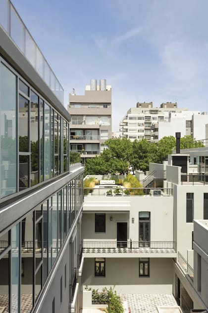 La arquitectura y sus contrastes tiene un correlato con la historia de la dueña de casa.