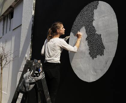 La artista Adélaïde Aronio, en pleno trabajo