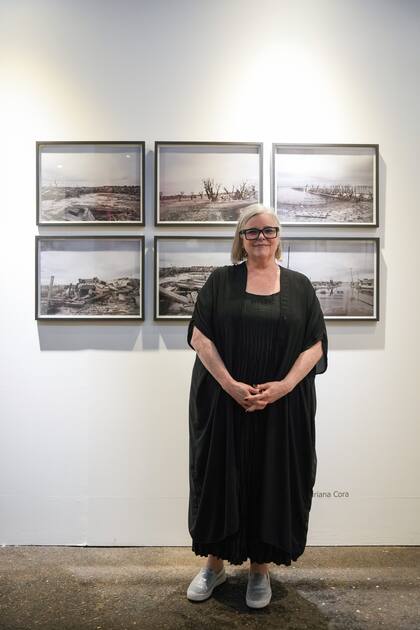 La artista Adriana Cora frente a su obra