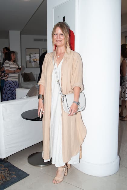 La artista Alexandra Gasparutti frente a la obra de Sofía Freixas.