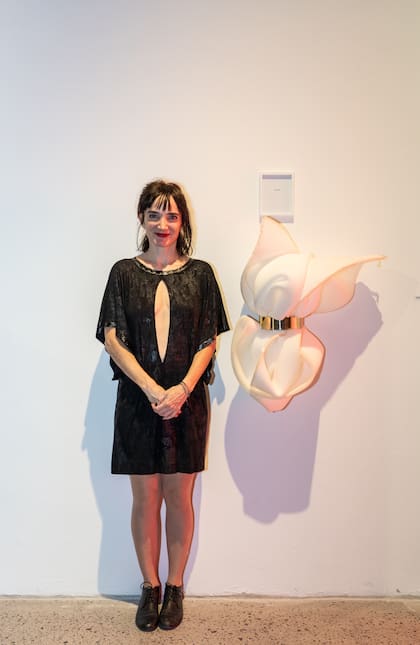 La artista Ananké Asseff en la inauguración de su muestra "Quiero creer en el amor" en ZonderFlag, Palermo