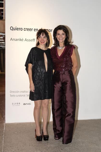 La artista Ananké Asseff junto a Mariela Monferrer, directora general de ZonderFlag