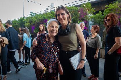 La artista Anna Maria Marcolino -quien actualmente expone en el MALBA- y la directora del Museo de Arte Moderno, Victoria Noorthoorn.