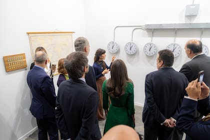 La artista argentina explicó a la comitiva el concepto de su instalación "National Times", un reloj maestro y ocho esclavos; su exhibición es una parada obligada en la sección Perfiles de arte latinoamericano