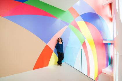 La artista argentina Gachi Hasper y su mural en el interior del Faena Forum