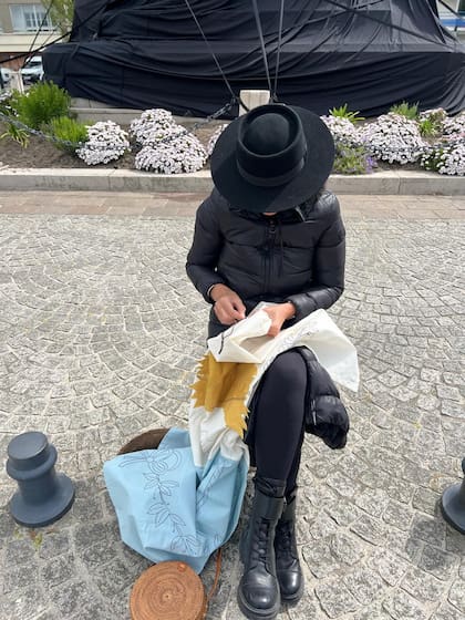 La artista borda una réplica del escudo del Regimiento de Granaderos que está en la Catedral