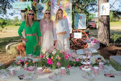 La artista Clara Frers junto a las hermanas Natasha y Anushka Elliot en el carruaje de Sentido, ambientado como “El rincón del artista”