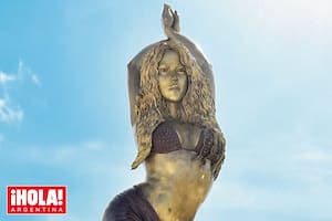 La artista colombiana compartió su emoción en las redes al ver a sus padres posando frente al monumento.