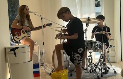 La artista colombiana decidió llevar a sus hijos con ella durante la gira internacional