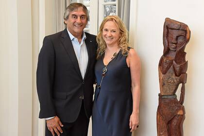 La artista con su
gran amor, Enzo
Francescoli. “Él
es mi fan número
uno. Va a todas
mis muestras. Me
alienta siempre”,
dijo Blanco.